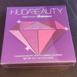 Huda beauty eyeshadow palette